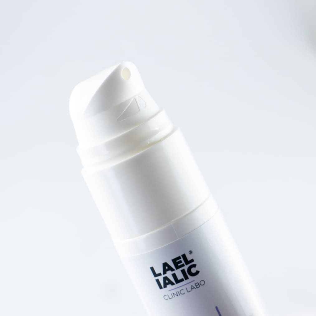 Dettaglio del dosatore airless del siero viso Oxygen Filler Lael Ialic, in primo piano su sfondo bianco minimalista