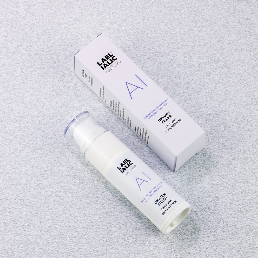 Flacone e confezione distesi del siero viso Oxygen Filler Lael Ialic, trattamento compatto all’acido ialuronico, su sfondo chiaro con texture morbida