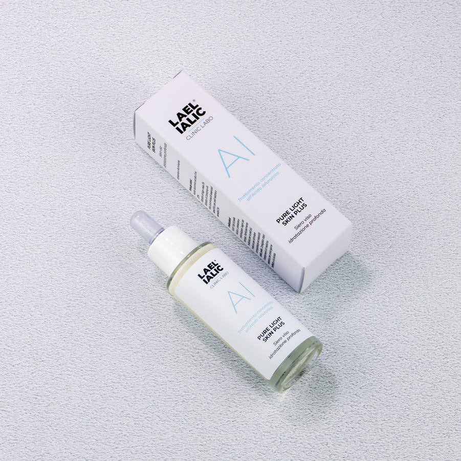 Flacone con contagocce e confezione del siero viso idratante profondo Pure Light Skin Plus di Lael Ialic, su sfondo chiaro e minimale. Trattamento concentrato all’acido ialuronico per pelle luminosa e rimpolpata.