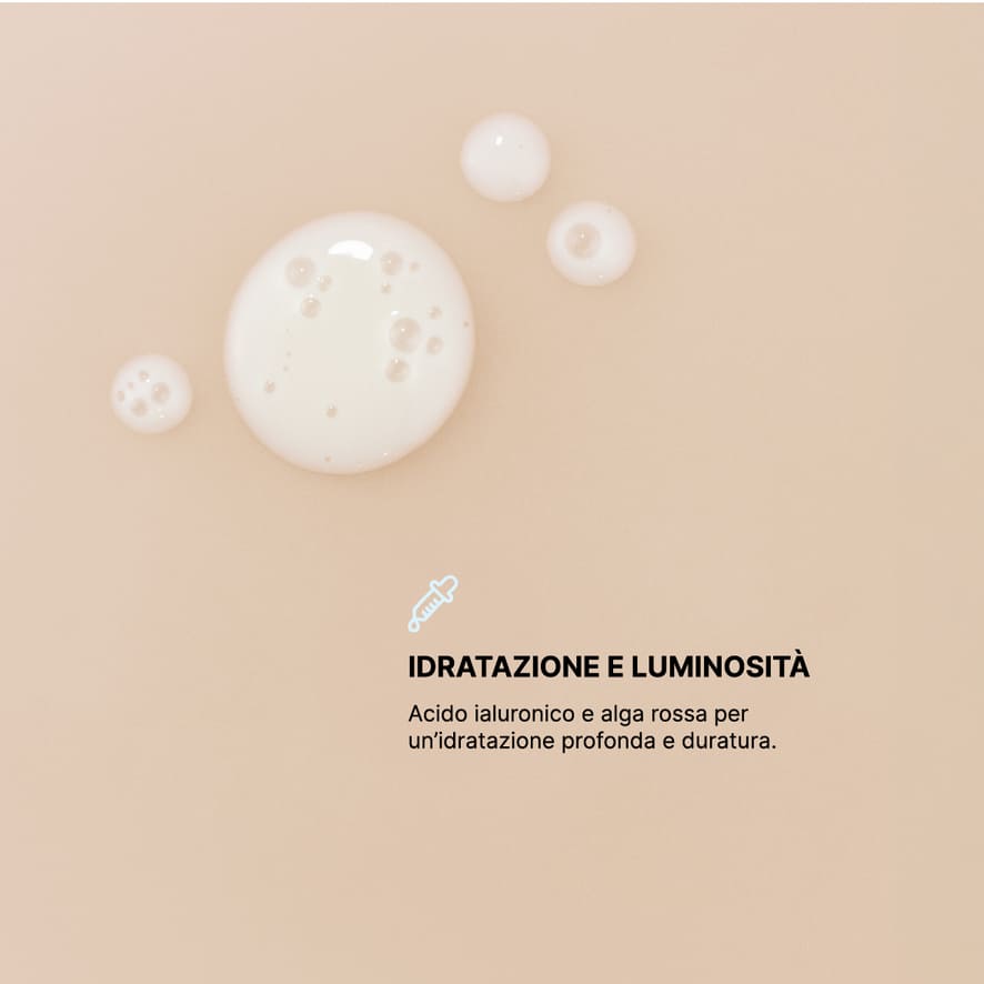 Dettaglio di gocce di siero bianco su fondo beige con testo descrittivo che evidenzia i benefici di idratazione e luminosità grazie alla presenza di acido ialuronico e alga rossa