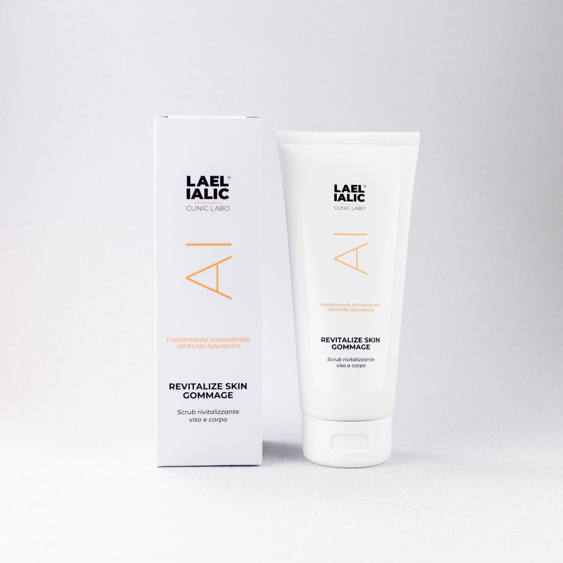 Tubo verticale di Revitalize Skin Gommage Lael Ialic, scrub viso e corpo con alfa idrossiacidi e acido salicilico, su sfondo chiaro con testo descrittivo: “Pulizia profonda” e “Risultato rivitalizzato”.