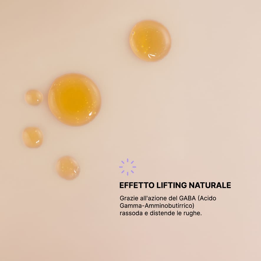 Gocce di siero color ambra su sfondo beige, accompagnate dalla scritta “Effetto lifting naturale” che evidenzia l’azione rassodante del GABA (Acido Gamma-Amminobutirrico) contro le rughe.
