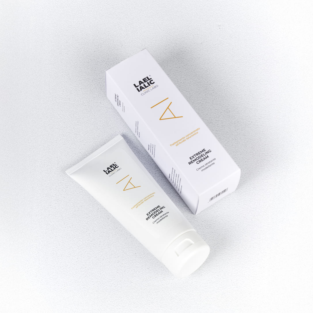 Immagine del prodotto "Extreme Remodeling Cream" di Lael Ialic, mostrato insieme alla sua confezione. La crema è un trattamento idratante e modellante, con il packaging elegante su uno sfondo neutro.