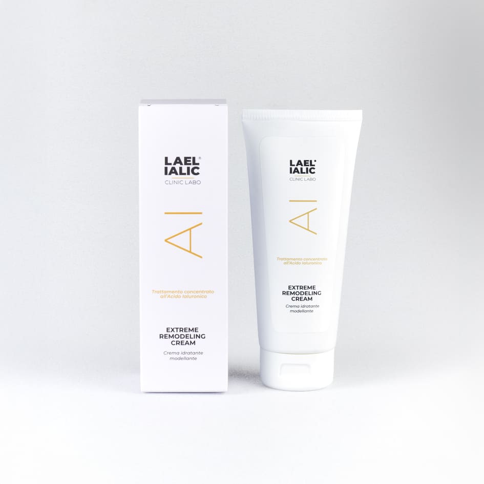 Immagine che mostra il flacone e la scatola del prodotto "Extreme Remodeling Cream" di Lael Ialic, un trattamento idratante e modellante, con design elegante su sfondo neutro.