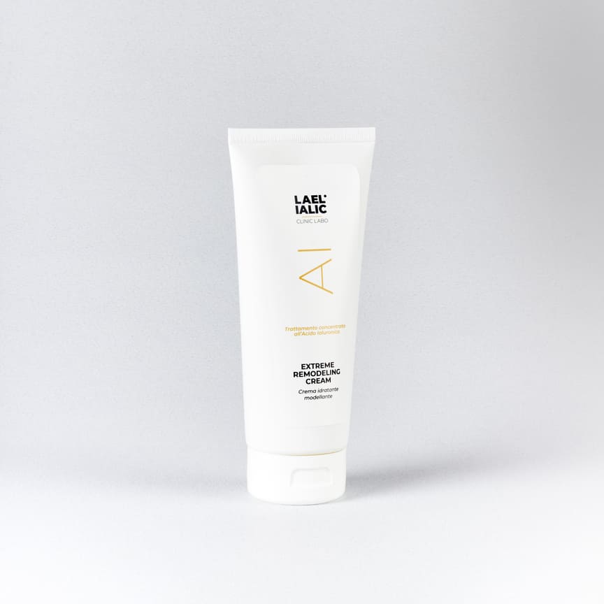 Immagine di un flacone di crema modellante "Extreme Remodeling Cream" con il logo Lael Ialic, su uno sfondo neutro, evidenziando il design pulito e elegante del prodotto.