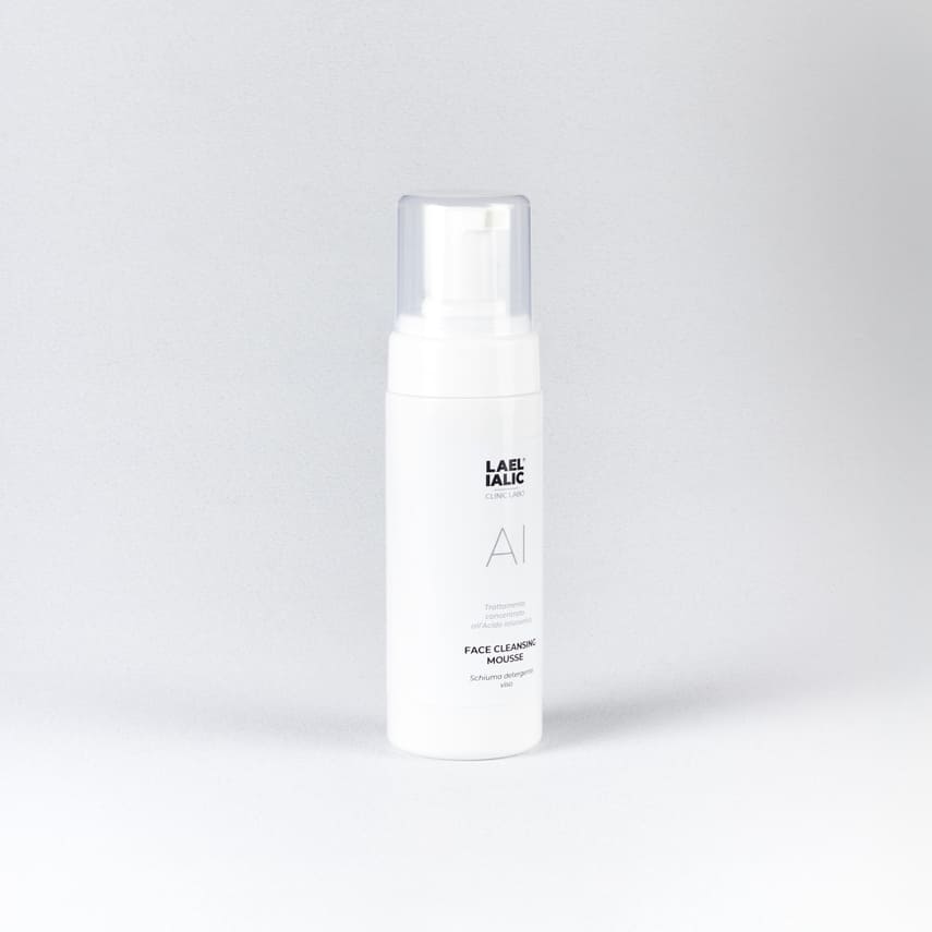 Flacone di schiuma detergente viso "AI" di Lael Ialic, con tappo trasparente, su sfondo neutro.