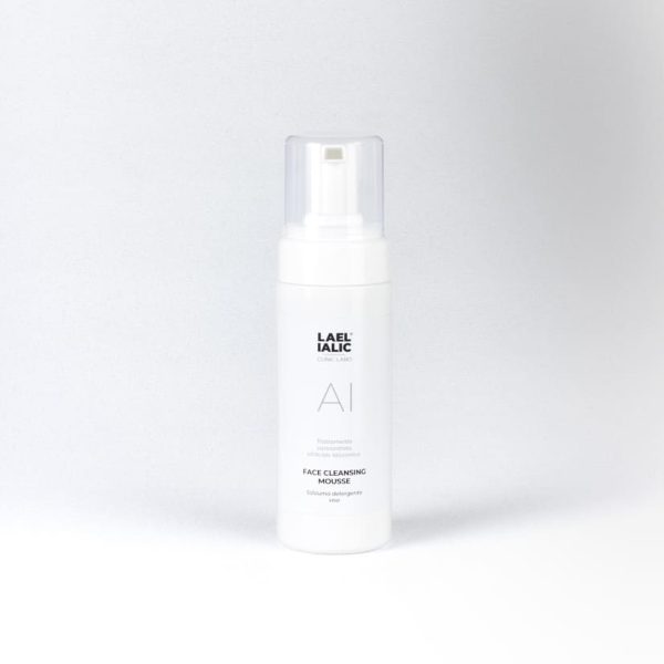 Immagine del prodotto "Face Cleansing Mousse" di Lael Ialic, un trattamento detergente viso, con packaging bianco e un erogatore a pompa.