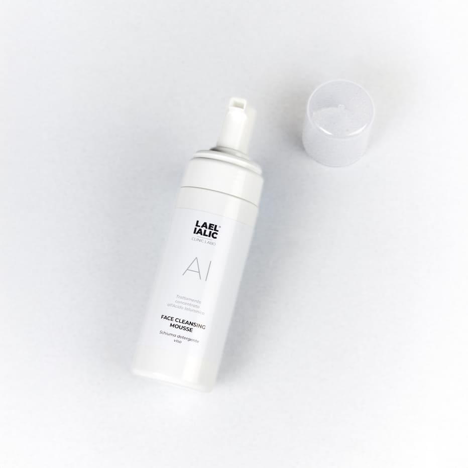 Immagine del prodotto "Face Cleansing Mousse" di Lael Ialic, un trattamento detergente viso, mostrato con il suo packaging bianco e il tappo