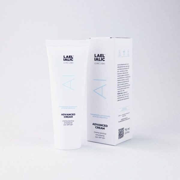 Immagine di un tubo di crema lenitiva e idratante "Advanced Cream" di Lael Ialic, con SPF 50+, accompagnato dal suo packaging, su uno sfondo neutro.