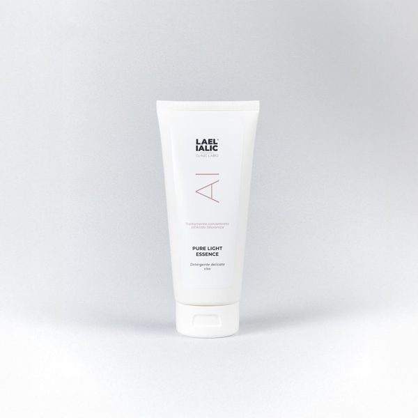 Pure Light Essence di Lael Ialic, detergente cremoso idratante con acido ialuronico e niacinamide, ideale per pelle delicata e contorno occhi, in confezione pratica